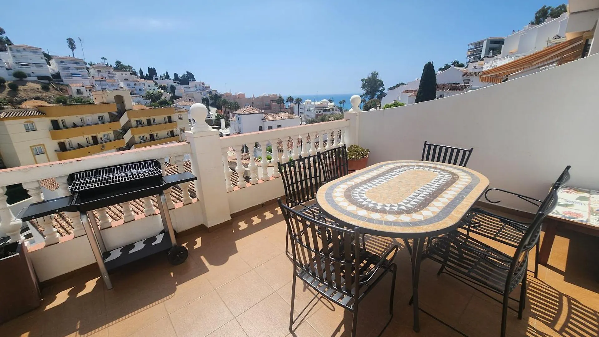 Villa Pinomar - Sleeps 8 - Burriana Beach Nerja